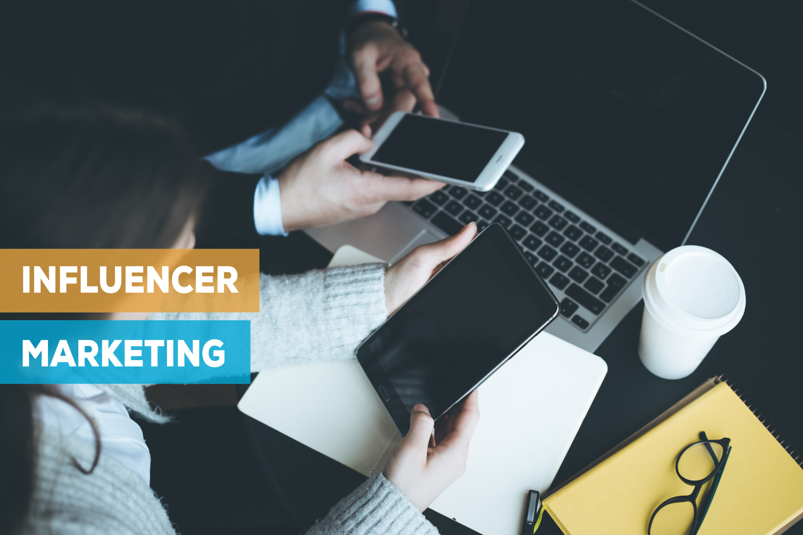 Dwóch marketingowców planuje planuje kampanie influencer marketingu