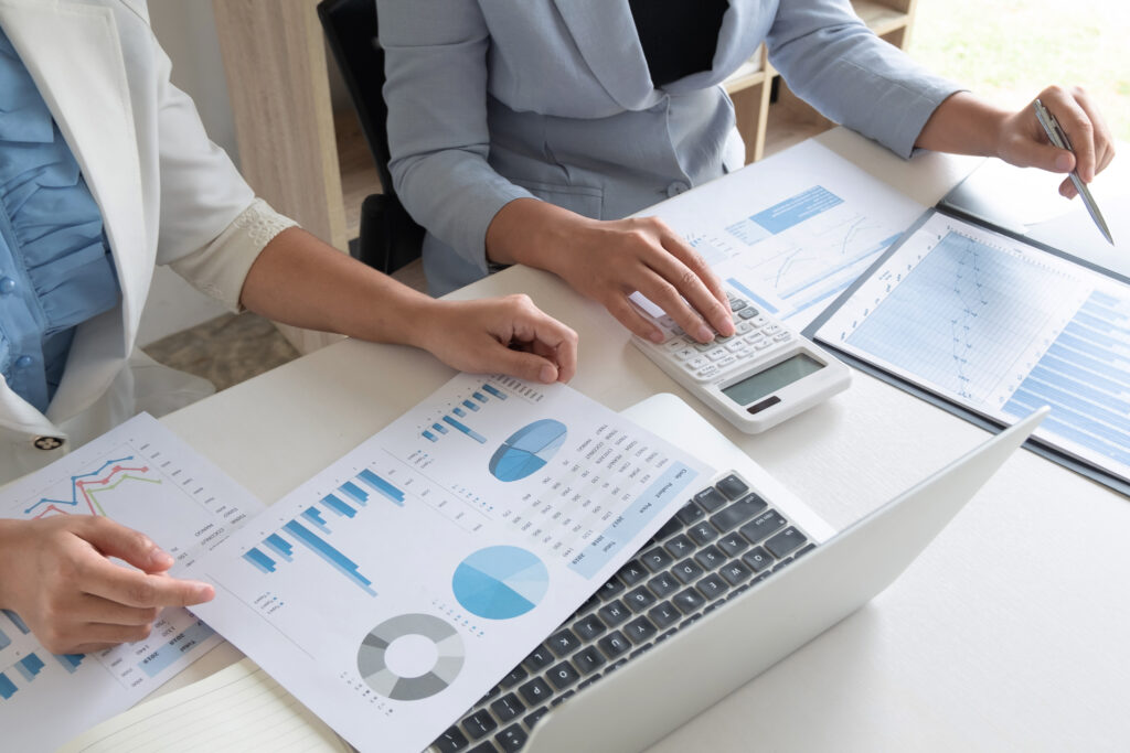 Marketingowcy tworzą brief kreatywny na podstawie wykresów