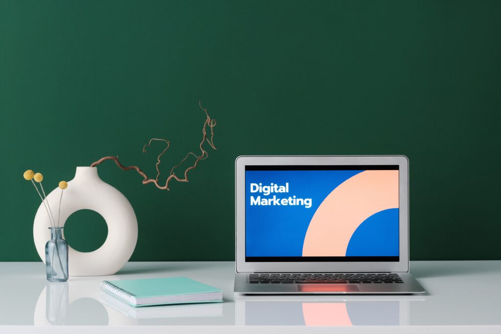 Laptop na biurku w agencji digital marketingu