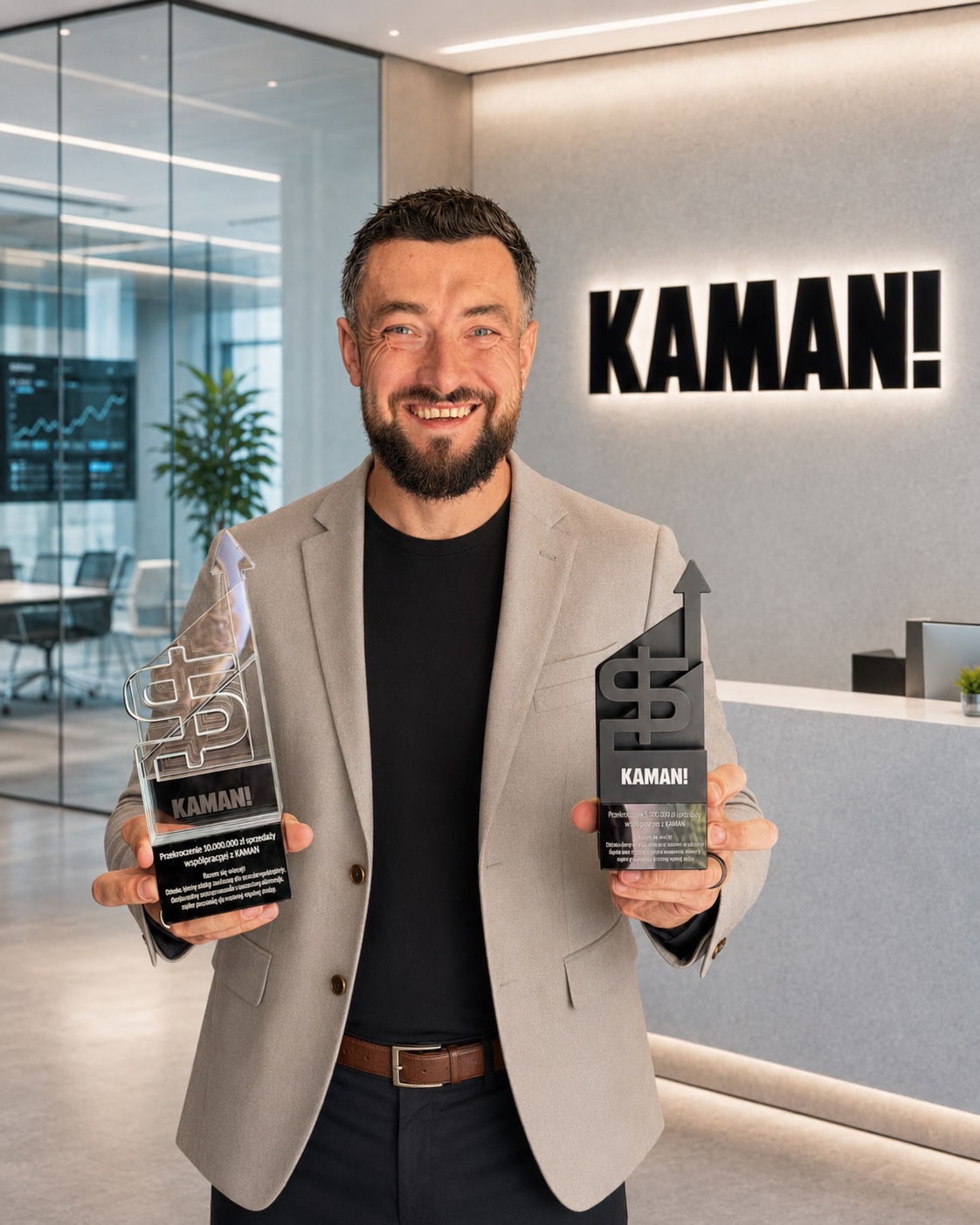 Tomasz Więch, CEO KAMAN, z nagrodami KAMAN!